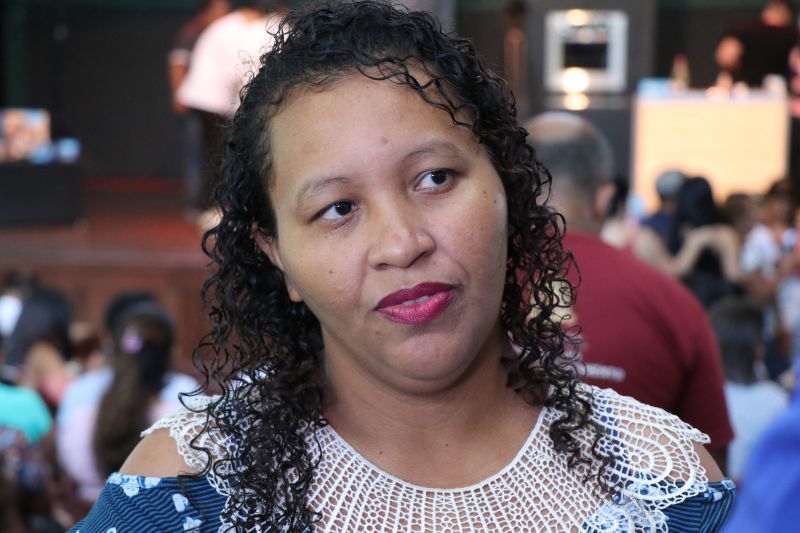 Dona Vânia Oliveira, moradora do bairro do Guamá, vende coxinhas na porta de sua casa. Seu sonho, atualmente, é ampliar o negócio e encontrou uma oportunidade de ter novas ideias para realizar o projeto no XXIV Congresso da Associação dos Restaurantes da Boa Lembrança (ARBL) e do Festival Ilhas e Sabores de Belém, organizado pela ARBL e Associação Brasileira de Bares e Restaurantes (Abrasel) em parceria com o Governo do Pará, por meio da Secretaria de Estado de Cultura (Secult). <div class='credito_fotos'>Foto: Jader Paes / Agência Pará   |   <a href='/midias/2019/originais/5486_vaniaoliveira.jpg' download><i class='fa-solid fa-download'></i> Download</a></div>