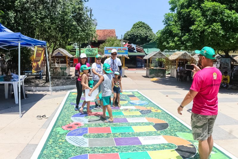 Educação ambiental a moradores e visitantes da vila balneária de Alter do Chão, distrito de Santarém, no oeste do Estado, é o objetivo principal da ação desenvolvida pela Secretaria de Estado de Meio Ambiente e Sustentabilidade (Semas). <div class='credito_fotos'>Foto: ASCOM / SEMAS   |   <a href='/midias/2019/originais/5487_educacaoambientalemsantarem1.jpg' download><i class='fa-solid fa-download'></i> Download</a></div>