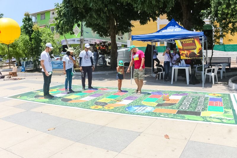 Educação ambiental a moradores e visitantes da vila balneária de Alter do Chão, distrito de Santarém, no oeste do Estado, é o objetivo principal da ação desenvolvida pela Secretaria de Estado de Meio Ambiente e Sustentabilidade (Semas). <div class='credito_fotos'>Foto: ASCOM / SEMAS   |   <a href='/midias/2019/originais/5487_educacaoambientalemsantarem2.jpg' download><i class='fa-solid fa-download'></i> Download</a></div>