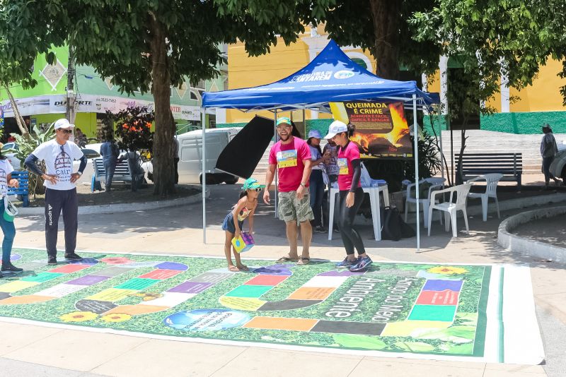 Educação ambiental a moradores e visitantes da vila balneária de Alter do Chão, distrito de Santarém, no oeste do Estado, é o objetivo principal da ação desenvolvida pela Secretaria de Estado de Meio Ambiente e Sustentabilidade (Semas). <div class='credito_fotos'>Foto: ASCOM / SEMAS   |   <a href='/midias/2019/originais/5487_educacaoambientalemsantarem5.jpg' download><i class='fa-solid fa-download'></i> Download</a></div>