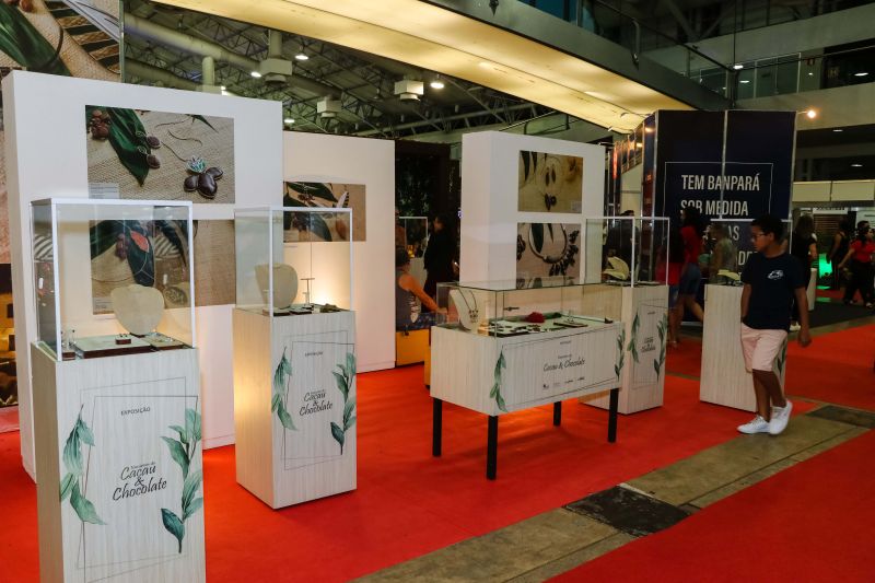 Um desfile de joias inspirado em flores e chocolate encerrou a programação do Chocolat Amazônia 2019 – 6º Festival Internacional do Chocolate e Cacau e da 18° Exposição Flor Pará, no terminou neste domingo (22), no Hangar Centro de Convenções, em Belém. A coleção “Encantos do Cacau e Chocolate” foi criada por 12 designs do programa Polo Joalheiro e do projeto Lua Nova. <div class='credito_fotos'>Foto: Jader Paes / Agência Pará   |   <a href='/midias/2019/originais/5488_desfiledejoiasnafeiradochocolatenohangar_001.jpg' download><i class='fa-solid fa-download'></i> Download</a></div>