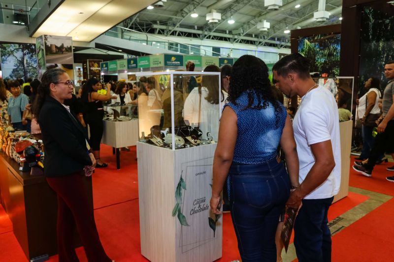 Um desfile de joias inspirado em flores e chocolate encerrou a programação do Chocolat Amazônia 2019 – 6º Festival Internacional do Chocolate e Cacau e da 18° Exposição Flor Pará, no terminou neste domingo (22), no Hangar Centro de Convenções, em Belém. A coleção “Encantos do Cacau e Chocolate” foi criada por 12 designs do programa Polo Joalheiro e do projeto Lua Nova. <div class='credito_fotos'>Foto: Jader Paes / Agência Pará   |   <a href='/midias/2019/originais/5488_desfiledejoiasnafeiradochocolatenohangar_002.jpg' download><i class='fa-solid fa-download'></i> Download</a></div>