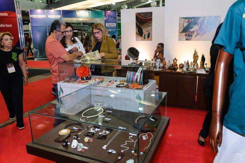 Um desfile de joias inspirado em flores e chocolate encerrou a programação do Chocolat Amazônia 2019 – 6º Festival Internacional do Chocolate e Cacau e da 18° Exposição Flor Pará, no terminou neste domingo (22), no Hangar Centro de Convenções, em Belém. A coleção “Encantos do Cacau e Chocolate” foi criada por 12 designs do programa Polo Joalheiro e do projeto Lua Nova. <div class='credito_fotos'>Foto: Jader Paes / Agência Pará   |   <a href='/midias/2019/originais/5488_desfiledejoiasnafeiradochocolatenohangar_003.jpg' download><i class='fa-solid fa-download'></i> Download</a></div>