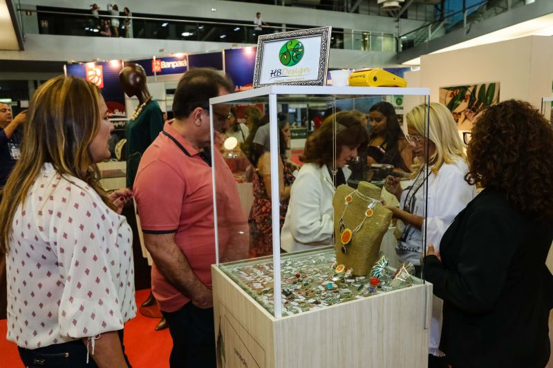 Um desfile de joias inspirado em flores e chocolate encerrou a programação do Chocolat Amazônia 2019 – 6º Festival Internacional do Chocolate e Cacau e da 18° Exposição Flor Pará, no terminou neste domingo (22), no Hangar Centro de Convenções, em Belém. A coleção “Encantos do Cacau e Chocolate” foi criada por 12 designs do programa Polo Joalheiro e do projeto Lua Nova. <div class='credito_fotos'>Foto: Jader Paes / Agência Pará   |   <a href='/midias/2019/originais/5488_desfiledejoiasnafeiradochocolatenohangar_004.jpg' download><i class='fa-solid fa-download'></i> Download</a></div>