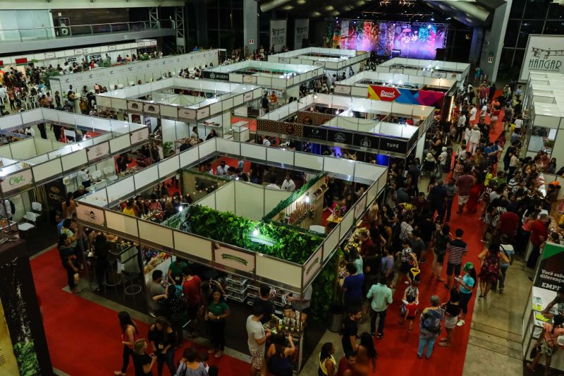 Um desfile de joias inspirado em flores e chocolate encerrou a programação do Chocolat Amazônia 2019 – 6º Festival Internacional do Chocolate e Cacau e da 18° Exposição Flor Pará, no terminou neste domingo (22), no Hangar Centro de Convenções, em Belém. A coleção “Encantos do Cacau e Chocolate” foi criada por 12 designs do programa Polo Joalheiro e do projeto Lua Nova. <div class='credito_fotos'>Foto: Jader Paes / Agência Pará   |   <a href='/midias/2019/originais/5488_desfiledejoiasnafeiradochocolatenohangar_006.jpg' download><i class='fa-solid fa-download'></i> Download</a></div>
