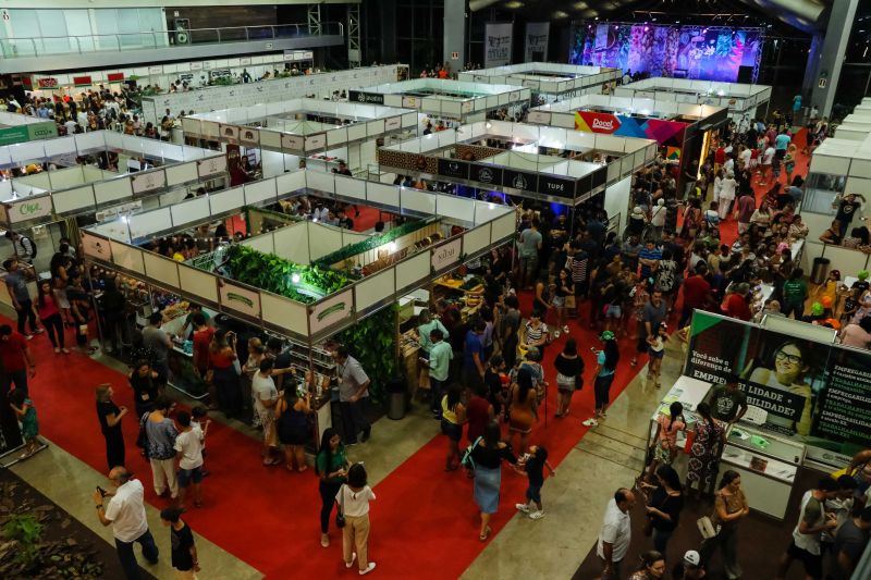 Um desfile de joias inspirado em flores e chocolate encerrou a programação do Chocolat Amazônia 2019 – 6º Festival Internacional do Chocolate e Cacau e da 18° Exposição Flor Pará, no terminou neste domingo (22), no Hangar Centro de Convenções, em Belém. A coleção “Encantos do Cacau e Chocolate” foi criada por 12 designs do programa Polo Joalheiro e do projeto Lua Nova. <div class='credito_fotos'>Foto: Jader Paes / Agência Pará   |   <a href='/midias/2019/originais/5488_desfiledejoiasnafeiradochocolatenohangar_007.jpg' download><i class='fa-solid fa-download'></i> Download</a></div>