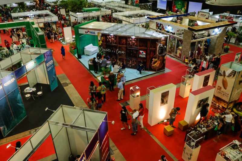 Um desfile de joias inspirado em flores e chocolate encerrou a programação do Chocolat Amazônia 2019 – 6º Festival Internacional do Chocolate e Cacau e da 18° Exposição Flor Pará, no terminou neste domingo (22), no Hangar Centro de Convenções, em Belém. A coleção “Encantos do Cacau e Chocolate” foi criada por 12 designs do programa Polo Joalheiro e do projeto Lua Nova. <div class='credito_fotos'>Foto: Jader Paes / Agência Pará   |   <a href='/midias/2019/originais/5488_desfiledejoiasnafeiradochocolatenohangar_008.jpg' download><i class='fa-solid fa-download'></i> Download</a></div>