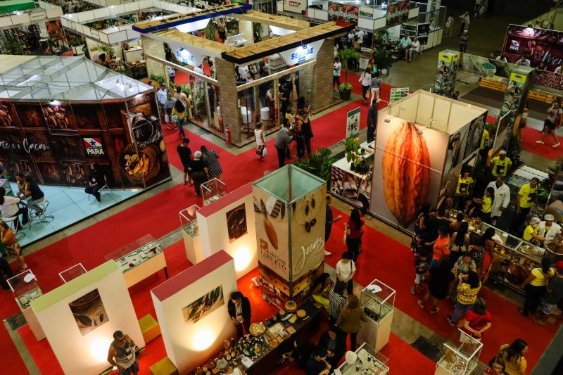Um desfile de joias inspirado em flores e chocolate encerrou a programação do Chocolat Amazônia 2019 – 6º Festival Internacional do Chocolate e Cacau e da 18° Exposição Flor Pará, no terminou neste domingo (22), no Hangar Centro de Convenções, em Belém. A coleção “Encantos do Cacau e Chocolate” foi criada por 12 designs do programa Polo Joalheiro e do projeto Lua Nova. <div class='credito_fotos'>Foto: Jader Paes / Agência Pará   |   <a href='/midias/2019/originais/5488_desfiledejoiasnafeiradochocolatenohangar_009.jpg' download><i class='fa-solid fa-download'></i> Download</a></div>