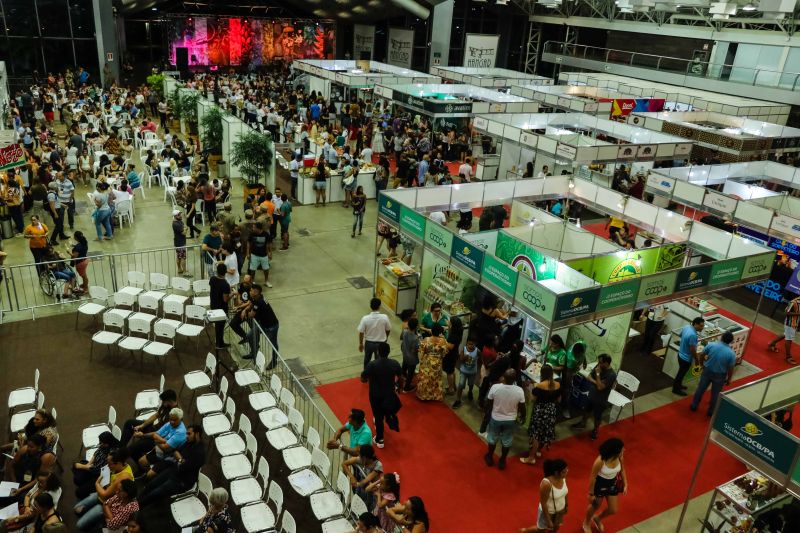Um desfile de joias inspirado em flores e chocolate encerrou a programação do Chocolat Amazônia 2019 – 6º Festival Internacional do Chocolate e Cacau e da 18° Exposição Flor Pará, no terminou neste domingo (22), no Hangar Centro de Convenções, em Belém. A coleção “Encantos do Cacau e Chocolate” foi criada por 12 designs do programa Polo Joalheiro e do projeto Lua Nova. <div class='credito_fotos'>Foto: Jader Paes / Agência Pará   |   <a href='/midias/2019/originais/5488_desfiledejoiasnafeiradochocolatenohangar_010.jpg' download><i class='fa-solid fa-download'></i> Download</a></div>