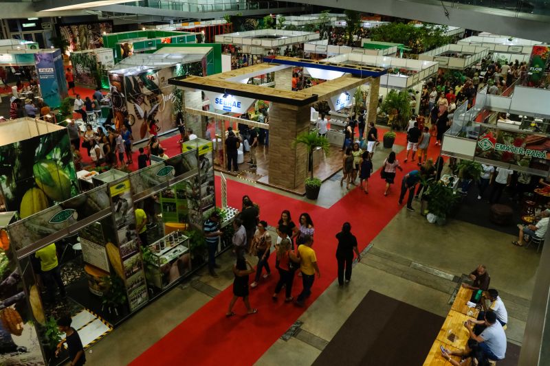 Um desfile de joias inspirado em flores e chocolate encerrou a programação do Chocolat Amazônia 2019 – 6º Festival Internacional do Chocolate e Cacau e da 18° Exposição Flor Pará, no terminou neste domingo (22), no Hangar Centro de Convenções, em Belém. A coleção “Encantos do Cacau e Chocolate” foi criada por 12 designs do programa Polo Joalheiro e do projeto Lua Nova. <div class='credito_fotos'>Foto: Jader Paes / Agência Pará   |   <a href='/midias/2019/originais/5488_desfiledejoiasnafeiradochocolatenohangar_011.jpg' download><i class='fa-solid fa-download'></i> Download</a></div>