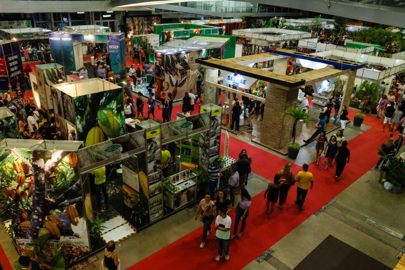 Um desfile de joias inspirado em flores e chocolate encerrou a programação do Chocolat Amazônia 2019 – 6º Festival Internacional do Chocolate e Cacau e da 18° Exposição Flor Pará, no terminou neste domingo (22), no Hangar Centro de Convenções, em Belém. A coleção “Encantos do Cacau e Chocolate” foi criada por 12 designs do programa Polo Joalheiro e do projeto Lua Nova. <div class='credito_fotos'>Foto: Jader Paes / Agência Pará   |   <a href='/midias/2019/originais/5488_desfiledejoiasnafeiradochocolatenohangar_012.jpg' download><i class='fa-solid fa-download'></i> Download</a></div>