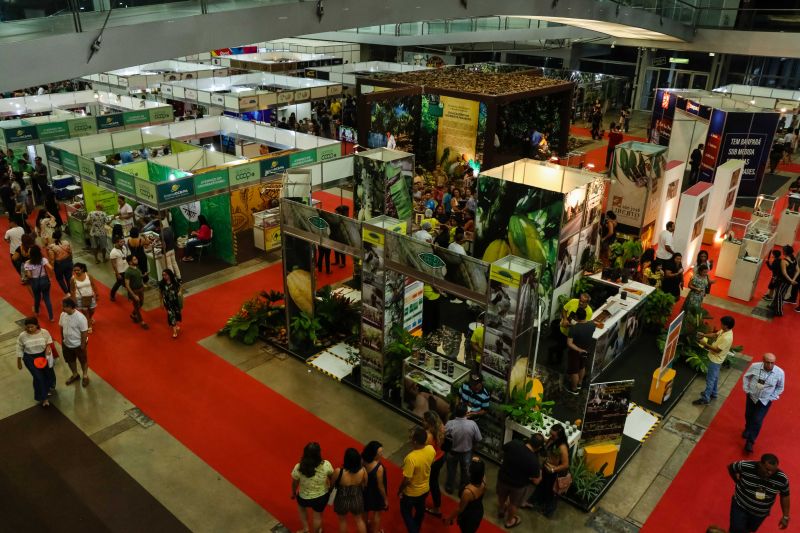 Um desfile de joias inspirado em flores e chocolate encerrou a programação do Chocolat Amazônia 2019 – 6º Festival Internacional do Chocolate e Cacau e da 18° Exposição Flor Pará, no terminou neste domingo (22), no Hangar Centro de Convenções, em Belém. A coleção “Encantos do Cacau e Chocolate” foi criada por 12 designs do programa Polo Joalheiro e do projeto Lua Nova. <div class='credito_fotos'>Foto: Jader Paes / Agência Pará   |   <a href='/midias/2019/originais/5488_desfiledejoiasnafeiradochocolatenohangar_013.jpg' download><i class='fa-solid fa-download'></i> Download</a></div>