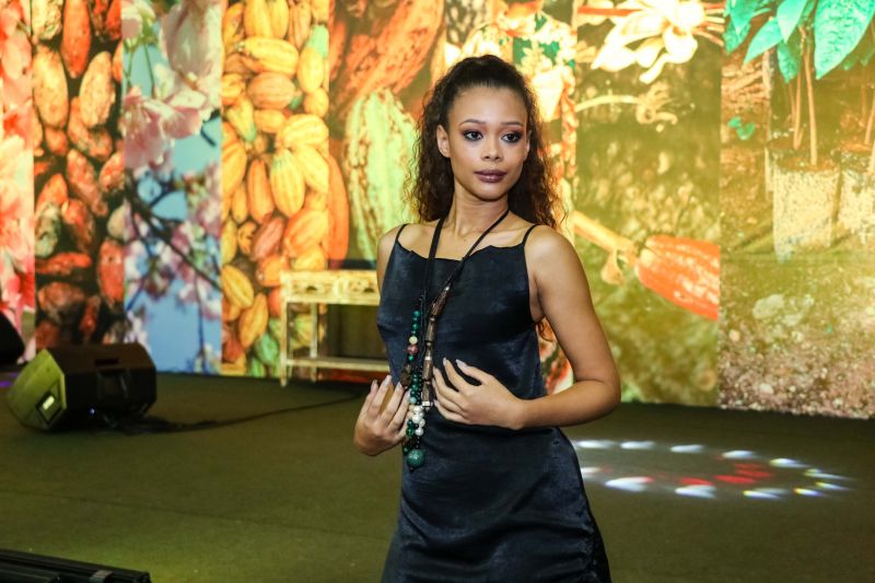 Um desfile de joias inspirado em flores e chocolate encerrou a programação do Chocolat Amazônia 2019 – 6º Festival Internacional do Chocolate e Cacau e da 18° Exposição Flor Pará, no terminou neste domingo (22), no Hangar Centro de Convenções, em Belém. A coleção “Encantos do Cacau e Chocolate” foi criada por 12 designs do programa Polo Joalheiro e do projeto Lua Nova. <div class='credito_fotos'>Foto: Jader Paes / Agência Pará   |   <a href='/midias/2019/originais/5488_desfiledejoiasnafeiradochocolatenohangar_014.jpg' download><i class='fa-solid fa-download'></i> Download</a></div>