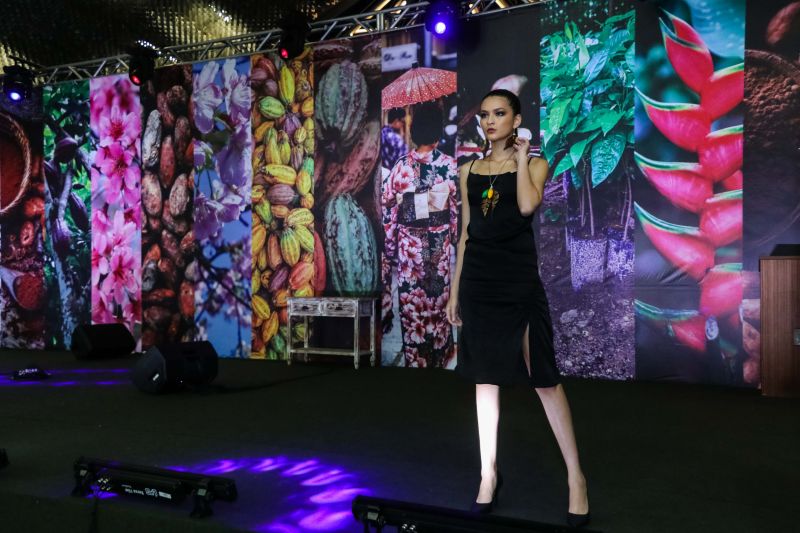 Um desfile de joias inspirado em flores e chocolate encerrou a programação do Chocolat Amazônia 2019 – 6º Festival Internacional do Chocolate e Cacau e da 18° Exposição Flor Pará, no terminou neste domingo (22), no Hangar Centro de Convenções, em Belém. A coleção “Encantos do Cacau e Chocolate” foi criada por 12 designs do programa Polo Joalheiro e do projeto Lua Nova. <div class='credito_fotos'>Foto: Jader Paes / Agência Pará   |   <a href='/midias/2019/originais/5488_desfiledejoiasnafeiradochocolatenohangar_015.jpg' download><i class='fa-solid fa-download'></i> Download</a></div>