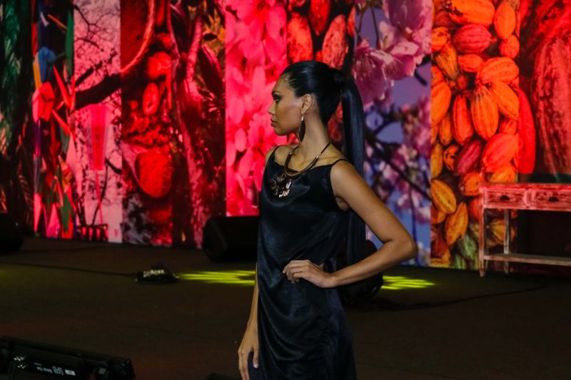 Um desfile de joias inspirado em flores e chocolate encerrou a programação do Chocolat Amazônia 2019 – 6º Festival Internacional do Chocolate e Cacau e da 18° Exposição Flor Pará, no terminou neste domingo (22), no Hangar Centro de Convenções, em Belém. A coleção “Encantos do Cacau e Chocolate” foi criada por 12 designs do programa Polo Joalheiro e do projeto Lua Nova. <div class='credito_fotos'>Foto: Jader Paes / Agência Pará   |   <a href='/midias/2019/originais/5488_desfiledejoiasnafeiradochocolatenohangar_020.jpg' download><i class='fa-solid fa-download'></i> Download</a></div>