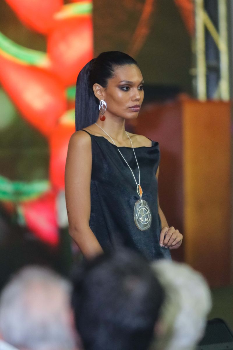 Um desfile de joias inspirado em flores e chocolate encerrou a programação do Chocolat Amazônia 2019 – 6º Festival Internacional do Chocolate e Cacau e da 18° Exposição Flor Pará, no terminou neste domingo (22), no Hangar Centro de Convenções, em Belém. A coleção “Encantos do Cacau e Chocolate” foi criada por 12 designs do programa Polo Joalheiro e do projeto Lua Nova. <div class='credito_fotos'>Foto: Jader Paes / Agência Pará   |   <a href='/midias/2019/originais/5488_desfiledejoiasnafeiradochocolatenohangar_033.jpg' download><i class='fa-solid fa-download'></i> Download</a></div>