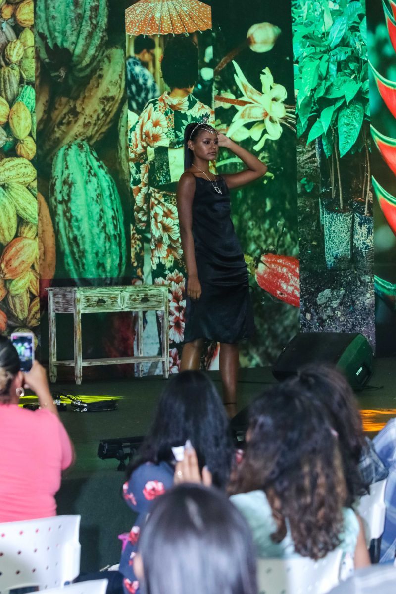 Um desfile de joias inspirado em flores e chocolate encerrou a programação do Chocolat Amazônia 2019 – 6º Festival Internacional do Chocolate e Cacau e da 18° Exposição Flor Pará, no terminou neste domingo (22), no Hangar Centro de Convenções, em Belém. A coleção “Encantos do Cacau e Chocolate” foi criada por 12 designs do programa Polo Joalheiro e do projeto Lua Nova. <div class='credito_fotos'>Foto: Jader Paes / Agência Pará   |   <a href='/midias/2019/originais/5488_desfiledejoiasnafeiradochocolatenohangar_035.jpg' download><i class='fa-solid fa-download'></i> Download</a></div>