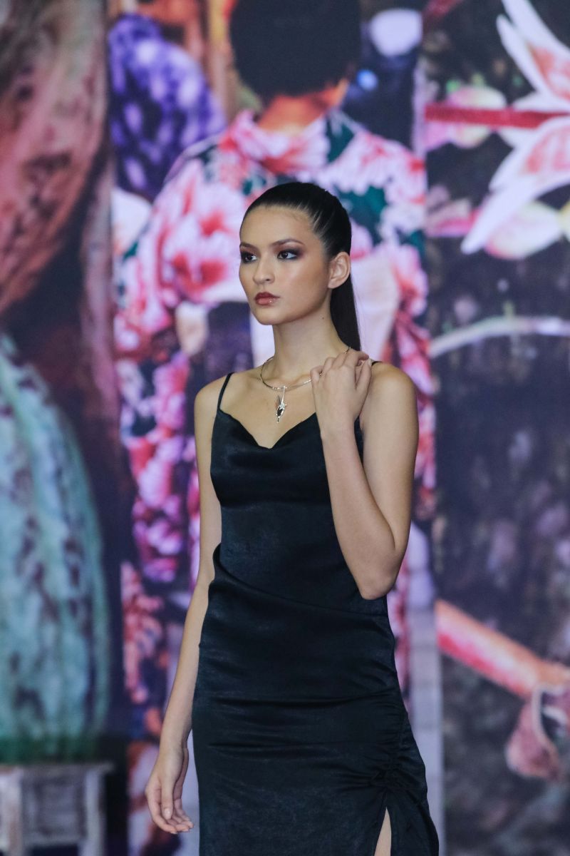 Um desfile de joias inspirado em flores e chocolate encerrou a programação do Chocolat Amazônia 2019 – 6º Festival Internacional do Chocolate e Cacau e da 18° Exposição Flor Pará, no terminou neste domingo (22), no Hangar Centro de Convenções, em Belém. A coleção “Encantos do Cacau e Chocolate” foi criada por 12 designs do programa Polo Joalheiro e do projeto Lua Nova. <div class='credito_fotos'>Foto: Jader Paes / Agência Pará   |   <a href='/midias/2019/originais/5488_desfiledejoiasnafeiradochocolatenohangar_040.jpg' download><i class='fa-solid fa-download'></i> Download</a></div>