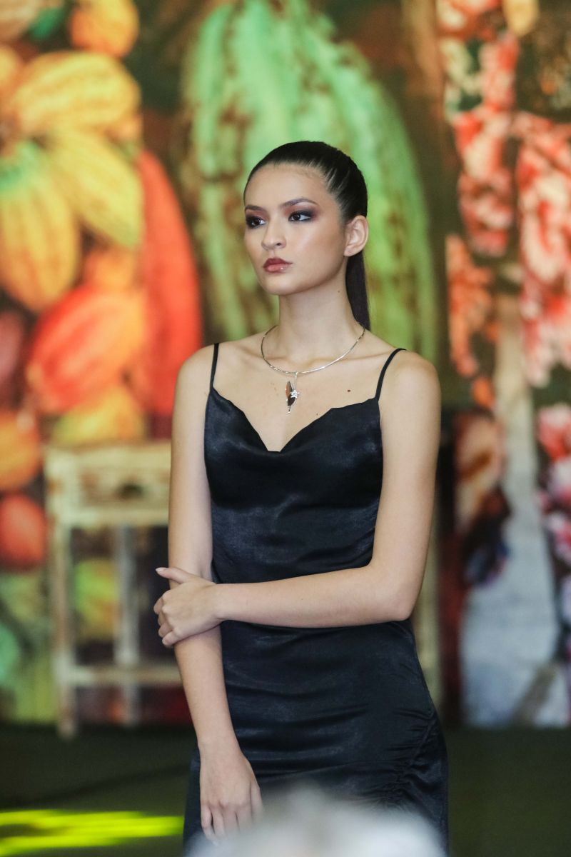 Um desfile de joias inspirado em flores e chocolate encerrou a programação do Chocolat Amazônia 2019 – 6º Festival Internacional do Chocolate e Cacau e da 18° Exposição Flor Pará, no terminou neste domingo (22), no Hangar Centro de Convenções, em Belém. A coleção “Encantos do Cacau e Chocolate” foi criada por 12 designs do programa Polo Joalheiro e do projeto Lua Nova. <div class='credito_fotos'>Foto: Jader Paes / Agência Pará   |   <a href='/midias/2019/originais/5488_desfiledejoiasnafeiradochocolatenohangar_041.jpg' download><i class='fa-solid fa-download'></i> Download</a></div>