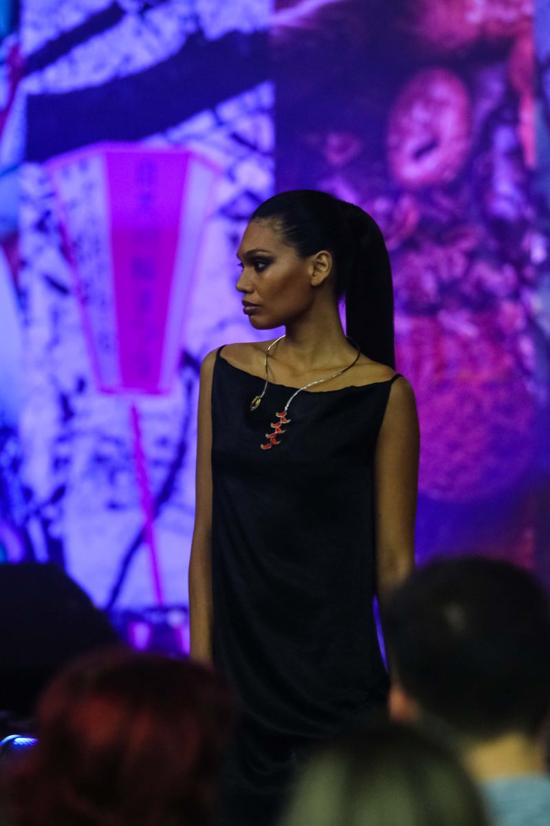 Um desfile de joias inspirado em flores e chocolate encerrou a programação do Chocolat Amazônia 2019 – 6º Festival Internacional do Chocolate e Cacau e da 18° Exposição Flor Pará, no terminou neste domingo (22), no Hangar Centro de Convenções, em Belém. A coleção “Encantos do Cacau e Chocolate” foi criada por 12 designs do programa Polo Joalheiro e do projeto Lua Nova. <div class='credito_fotos'>Foto: Jader Paes / Agência Pará   |   <a href='/midias/2019/originais/5488_desfiledejoiasnafeiradochocolatenohangar_045.jpg' download><i class='fa-solid fa-download'></i> Download</a></div>