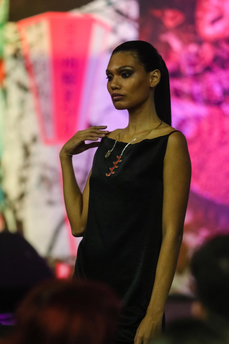 Um desfile de joias inspirado em flores e chocolate encerrou a programação do Chocolat Amazônia 2019 – 6º Festival Internacional do Chocolate e Cacau e da 18° Exposição Flor Pará, no terminou neste domingo (22), no Hangar Centro de Convenções, em Belém. A coleção “Encantos do Cacau e Chocolate” foi criada por 12 designs do programa Polo Joalheiro e do projeto Lua Nova. <div class='credito_fotos'>Foto: Jader Paes / Agência Pará   |   <a href='/midias/2019/originais/5488_desfiledejoiasnafeiradochocolatenohangar_046.jpg' download><i class='fa-solid fa-download'></i> Download</a></div>