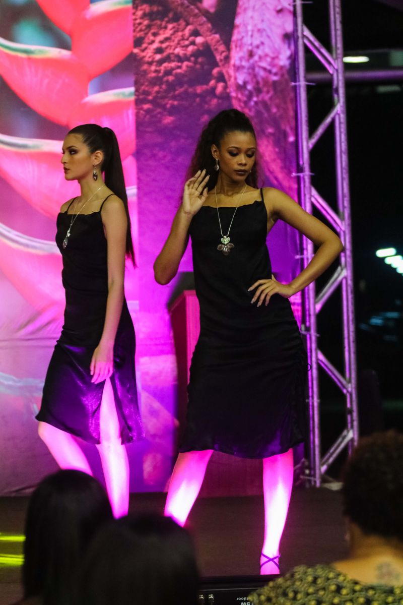 Um desfile de joias inspirado em flores e chocolate encerrou a programação do Chocolat Amazônia 2019 – 6º Festival Internacional do Chocolate e Cacau e da 18° Exposição Flor Pará, no terminou neste domingo (22), no Hangar Centro de Convenções, em Belém. A coleção “Encantos do Cacau e Chocolate” foi criada por 12 designs do programa Polo Joalheiro e do projeto Lua Nova. <div class='credito_fotos'>Foto: Jader Paes / Agência Pará   |   <a href='/midias/2019/originais/5488_desfiledejoiasnafeiradochocolatenohangar_047.jpg' download><i class='fa-solid fa-download'></i> Download</a></div>