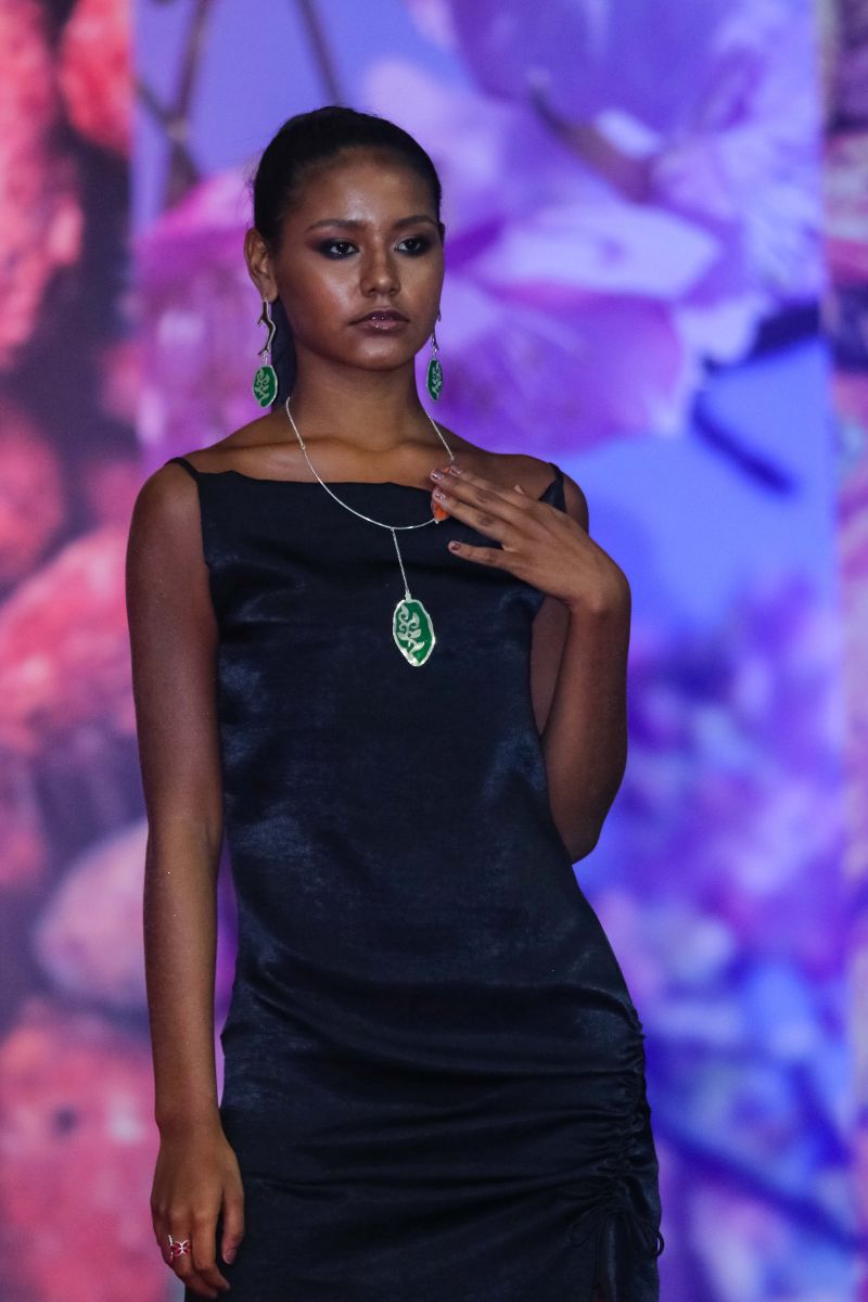 Um desfile de joias inspirado em flores e chocolate encerrou a programação do Chocolat Amazônia 2019 – 6º Festival Internacional do Chocolate e Cacau e da 18° Exposição Flor Pará, no terminou neste domingo (22), no Hangar Centro de Convenções, em Belém. A coleção “Encantos do Cacau e Chocolate” foi criada por 12 designs do programa Polo Joalheiro e do projeto Lua Nova. <div class='credito_fotos'>Foto: Jader Paes / Agência Pará   |   <a href='/midias/2019/originais/5488_desfiledejoiasnafeiradochocolatenohangar_050.jpg' download><i class='fa-solid fa-download'></i> Download</a></div>