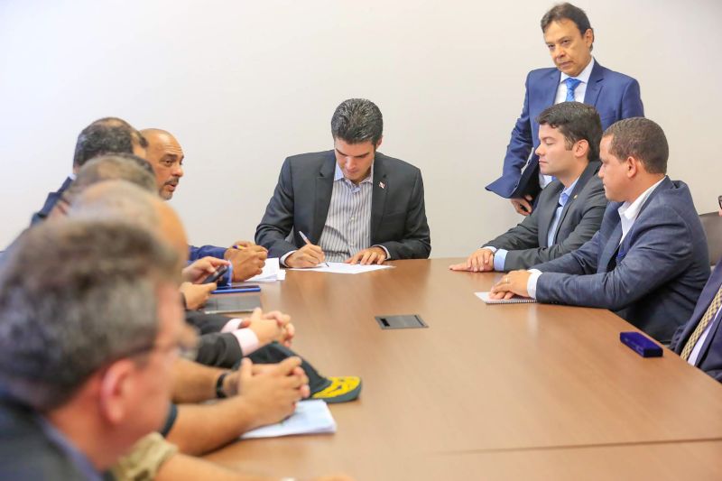 Ao assinar o contrato para a retomada das obras no Centro de Recuperação Regional em São Félix do Xingu, na região sudeste do Pará, o Governo do Estado abrirá mais 128 vagas direcionadas para o sexo masculino na região. O acordo foi assinado na manhã desta segunda-feira (23), pelo chefe do Executivo estadual, Helder Barbalho, no Palácio do Governo, em Belém. <div class='credito_fotos'>Foto: Marco Santos / Ag. Pará   |   <a href='/midias/2019/originais/5491_-fotomarcosantos-3.jpg.jpg' download><i class='fa-solid fa-download'></i> Download</a></div>