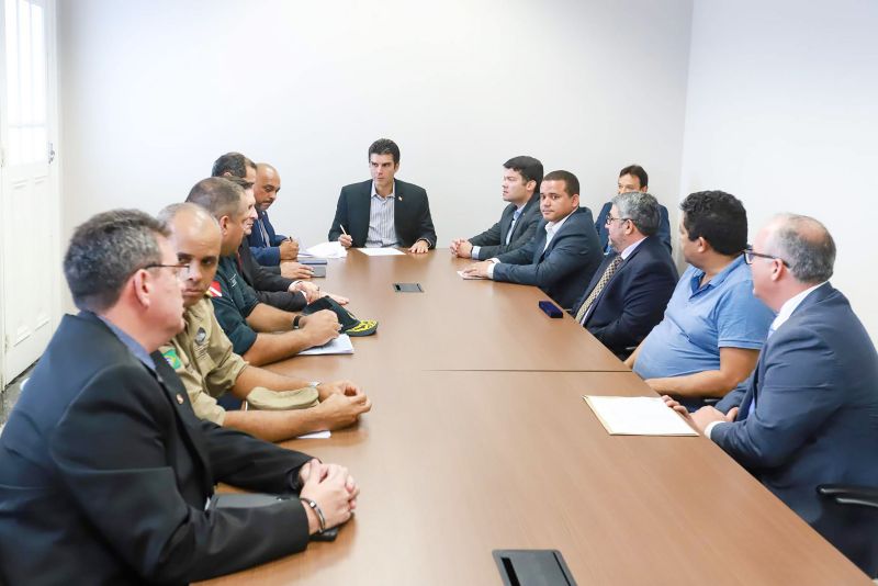 Ao assinar o contrato para a retomada das obras no Centro de Recuperação Regional em São Félix do Xingu, na região sudeste do Pará, o Governo do Estado abrirá mais 128 vagas direcionadas para o sexo masculino na região. O acordo foi assinado na manhã desta segunda-feira (23), pelo chefe do Executivo estadual, Helder Barbalho, no Palácio do Governo, em Belém. <div class='credito_fotos'>Foto: Marco Santos / Ag. Pará   |   <a href='/midias/2019/originais/5491_-fotomarcosantos-5.jpg.jpg' download><i class='fa-solid fa-download'></i> Download</a></div>