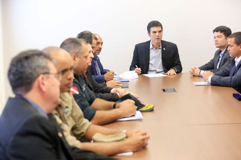 Ao assinar o contrato para a retomada das obras no Centro de Recuperação Regional em São Félix do Xingu, na região sudeste do Pará, o Governo do Estado abrirá mais 128 vagas direcionadas para o sexo masculino na região. O acordo foi assinado na manhã desta segunda-feira (23), pelo chefe do Executivo estadual, Helder Barbalho, no Palácio do Governo, em Belém. <div class='credito_fotos'>Foto: Marco Santos / Ag. Pará   |   <a href='/midias/2019/originais/5491_fotomarcosantos-6.jpg' download><i class='fa-solid fa-download'></i> Download</a></div>