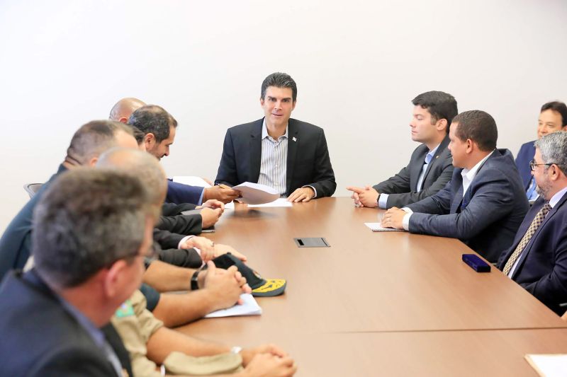 Ao assinar o contrato para a retomada das obras no Centro de Recuperação Regional em São Félix do Xingu, na região sudeste do Pará, o Governo do Estado abrirá mais 128 vagas direcionadas para o sexo masculino na região. O acordo foi assinado na manhã desta segunda-feira (23), pelo chefe do Executivo estadual, Helder Barbalho, no Palácio do Governo, em Belém. <div class='credito_fotos'>Foto: Marco Santos / Ag. Pará   |   <a href='/midias/2019/originais/5491_fotomarcosantos-8.jpg' download><i class='fa-solid fa-download'></i> Download</a></div>