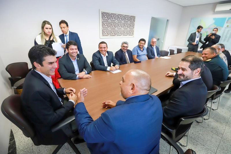 Ao assinar o contrato para a retomada das obras no Centro de Recuperação Regional em São Félix do Xingu, na região sudeste do Pará, o Governo do Estado abrirá mais 128 vagas direcionadas para o sexo masculino na região. O acordo foi assinado na manhã desta segunda-feira (23), pelo chefe do Executivo estadual, Helder Barbalho, no Palácio do Governo, em Belém. <div class='credito_fotos'>Foto: Marco Santos / Ag. Pará   |   <a href='/midias/2019/originais/5491_fotomarcosantos.jpg.jpg' download><i class='fa-solid fa-download'></i> Download</a></div>