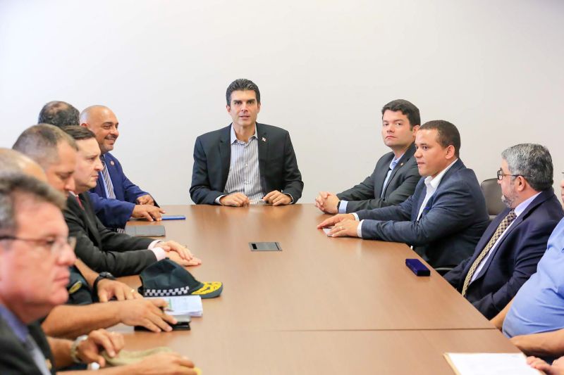 Ao assinar o contrato para a retomada das obras no Centro de Recuperação Regional em São Félix do Xingu, na região sudeste do Pará, o Governo do Estado abrirá mais 128 vagas direcionadas para o sexo masculino na região. O acordo foi assinado na manhã desta segunda-feira (23), pelo chefe do Executivo estadual, Helder Barbalho, no Palácio do Governo, em Belém. <div class='credito_fotos'>Foto: Marco Santos / Ag. Pará   |   <a href='/midias/2019/originais/5491_santos-2.jpg.jpg' download><i class='fa-solid fa-download'></i> Download</a></div>