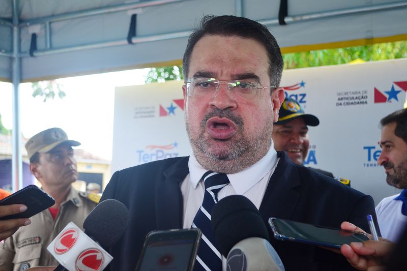 Depois dos bairros Cabanagem, Benguí, Icuí-Guajará, Nova União e Terra Firme, todos na Região Metropolitana de Belém, o Programa Territórios pela Paz, promovido pelo Governo do Pará, chega ao bairro do Guamá. O início da programação foi na manhã desta segunda-feira (23), na Praça Frei Daniel, localizada na Rua Intendente Dr. Virgílio Mendonça com a Travessa Guerra Passos. <div class='credito_fotos'>Foto: Elielson Modesto / Ascom Segup   |   <a href='/midias/2019/originais/5492_dsc_0169.jpg' download><i class='fa-solid fa-download'></i> Download</a></div>