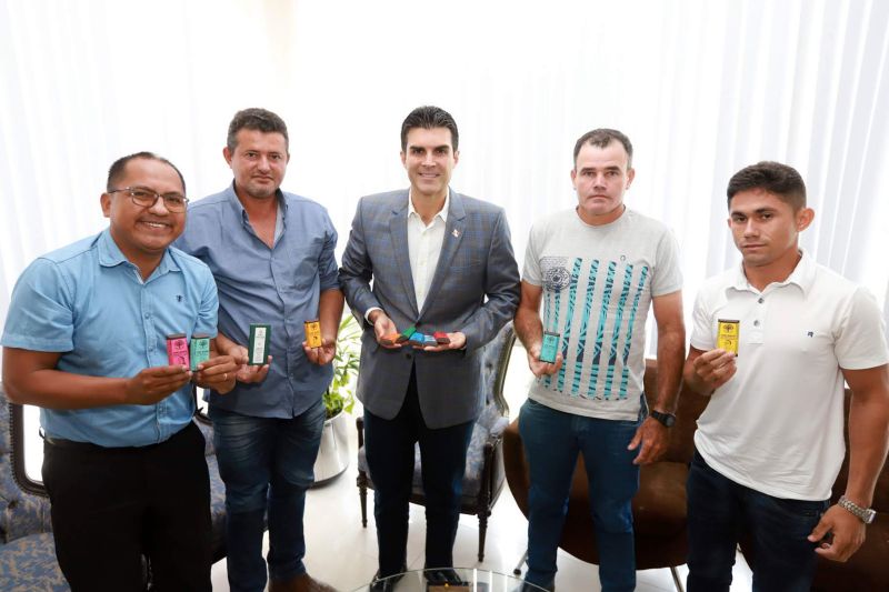 Após vencerem o concurso “Chocolate de Origem da Amazônia” no último domingo (24), no encerramento do Festival Chocolat Amazônia 2019, produtores de cacau de Novo Repartimento estiveram no Palácio do Governo, em Belém, nesta terça-feira (24). <div class='credito_fotos'>Foto: Marco Santos / Ag. Pará   |   <a href='/midias/2019/originais/5493_produtoresdecacau-fotomarcosantos-10.jpg' download><i class='fa-solid fa-download'></i> Download</a></div>