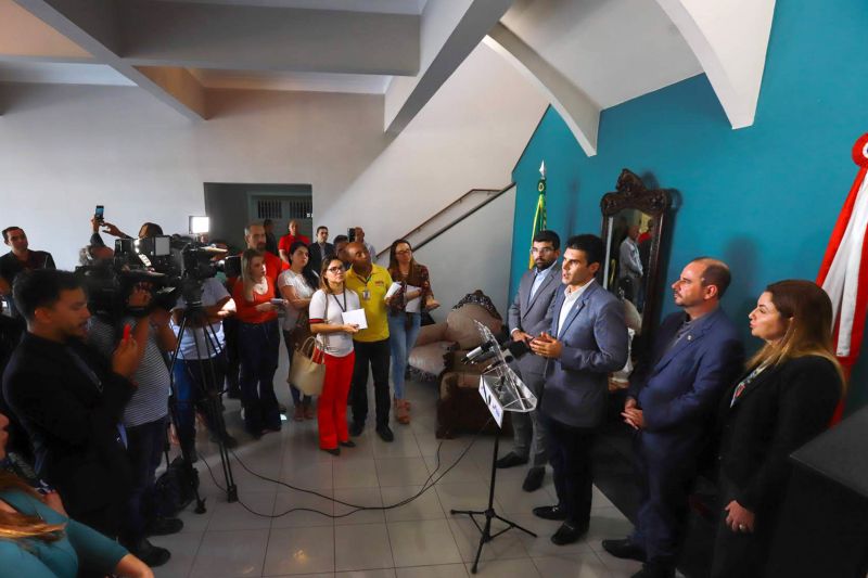  <div class='credito_fotos'>Foto: Marco Santos / Ag. Pará   |   <a href='/midias/2019/originais/5495_coletivagovernadorsobreliberacaodecimoterceiro-fotomarcosantos-5.jpg' download><i class='fa-solid fa-download'></i> Download</a></div>