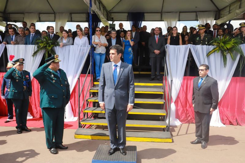 O Dia da Polícia Militar do Pará foi celebrado, na manhã desta quarta-feira (25), com uma solenidade realizada no quartel do Comando-Geral da PM, no bairro Parque-Guajará, em Belém. O evento, que também celebrou os 201 anos da corporação paraense, teve como destaques a promoção de 55 oficiais e 2.549 praças; a entrega de coletes balísticos, armamentos, computadores, novos veículos e uniformes; além da entrega da Medalha do Mérito Policial Militar “Coronel Fontoura” a personalidades civis e militares. <div class='credito_fotos'>Foto: Marco Santos / Ag. Pará   |   <a href='/midias/2019/originais/5496_estadohomenageiamilitaresduranteaniversariode201anosdapm-fotomarcosantos-12.jpg' download><i class='fa-solid fa-download'></i> Download</a></div>