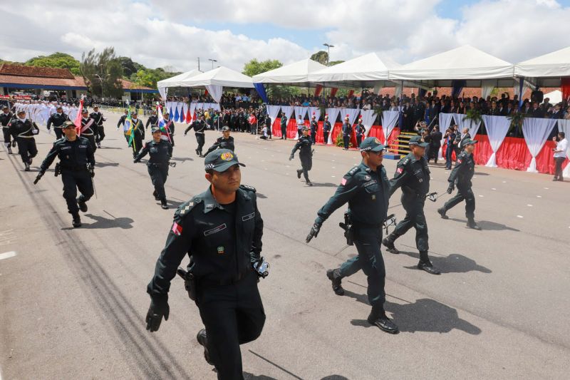 O Dia da Polícia Militar do Pará foi celebrado, na manhã desta quarta-feira (25), com uma solenidade realizada no quartel do Comando-Geral da PM, no bairro Parque-Guajará, em Belém. O evento, que também celebrou os 201 anos da corporação paraense, teve como destaques a promoção de 55 oficiais e 2.549 praças; a entrega de coletes balísticos, armamentos, computadores, novos veículos e uniformes; além da entrega da Medalha do Mérito Policial Militar “Coronel Fontoura” a personalidades civis e militares. <div class='credito_fotos'>Foto: Marco Santos / Ag. Pará   |   <a href='/midias/2019/originais/5496_estadohomenageiamilitaresduranteaniversariode201anosdapm-fotomarcosantos-15.jpg' download><i class='fa-solid fa-download'></i> Download</a></div>
