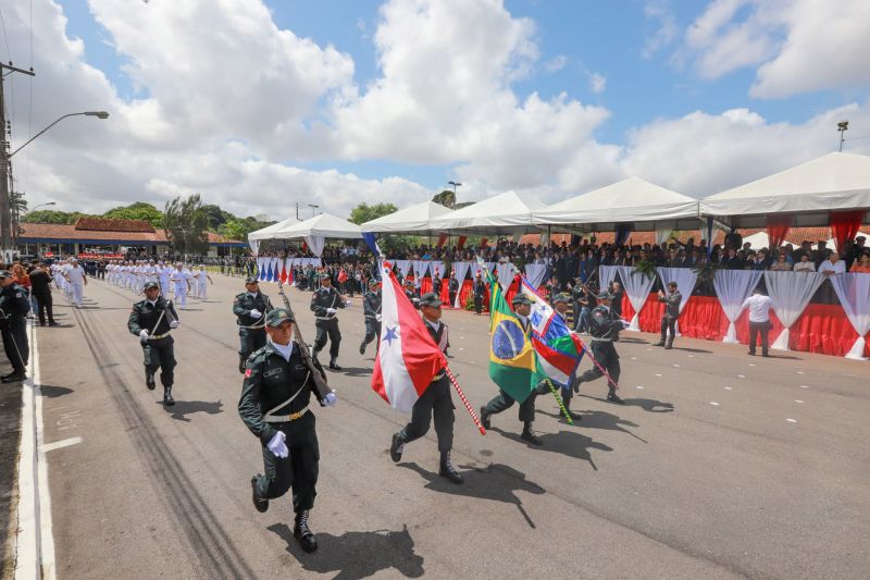 O Dia da Polícia Militar do Pará foi celebrado, na manhã desta quarta-feira (25), com uma solenidade realizada no quartel do Comando-Geral da PM, no bairro Parque-Guajará, em Belém. O evento, que também celebrou os 201 anos da corporação paraense, teve como destaques a promoção de 55 oficiais e 2.549 praças; a entrega de coletes balísticos, armamentos, computadores, novos veículos e uniformes; além da entrega da Medalha do Mérito Policial Militar “Coronel Fontoura” a personalidades civis e militares. <div class='credito_fotos'>Foto: Marco Santos / Ag. Pará   |   <a href='/midias/2019/originais/5496_estadohomenageiamilitaresduranteaniversariode201anosdapm-fotomarcosantos-16.jpg' download><i class='fa-solid fa-download'></i> Download</a></div>