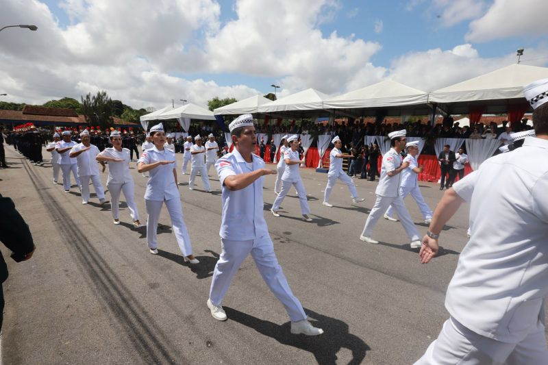 O Dia da Polícia Militar do Pará foi celebrado, na manhã desta quarta-feira (25), com uma solenidade realizada no quartel do Comando-Geral da PM, no bairro Parque-Guajará, em Belém. O evento, que também celebrou os 201 anos da corporação paraense, teve como destaques a promoção de 55 oficiais e 2.549 praças; a entrega de coletes balísticos, armamentos, computadores, novos veículos e uniformes; além da entrega da Medalha do Mérito Policial Militar “Coronel Fontoura” a personalidades civis e militares. <div class='credito_fotos'>Foto: Marco Santos / Ag. Pará   |   <a href='/midias/2019/originais/5496_estadohomenageiamilitaresduranteaniversariode201anosdapm-fotomarcosantos-17.jpg' download><i class='fa-solid fa-download'></i> Download</a></div>
