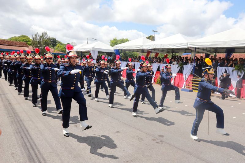 O Dia da Polícia Militar do Pará foi celebrado, na manhã desta quarta-feira (25), com uma solenidade realizada no quartel do Comando-Geral da PM, no bairro Parque-Guajará, em Belém. O evento, que também celebrou os 201 anos da corporação paraense, teve como destaques a promoção de 55 oficiais e 2.549 praças; a entrega de coletes balísticos, armamentos, computadores, novos veículos e uniformes; além da entrega da Medalha do Mérito Policial Militar “Coronel Fontoura” a personalidades civis e militares. <div class='credito_fotos'>Foto: Marco Santos / Ag. Pará   |   <a href='/midias/2019/originais/5496_estadohomenageiamilitaresduranteaniversariode201anosdapm-fotomarcosantos-19.jpg' download><i class='fa-solid fa-download'></i> Download</a></div>