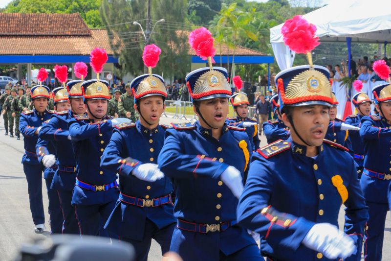 O Dia da Polícia Militar do Pará foi celebrado, na manhã desta quarta-feira (25), com uma solenidade realizada no quartel do Comando-Geral da PM, no bairro Parque-Guajará, em Belém. O evento, que também celebrou os 201 anos da corporação paraense, teve como destaques a promoção de 55 oficiais e 2.549 praças; a entrega de coletes balísticos, armamentos, computadores, novos veículos e uniformes; além da entrega da Medalha do Mérito Policial Militar “Coronel Fontoura” a personalidades civis e militares. <div class='credito_fotos'>Foto: Marco Santos / Ag. Pará   |   <a href='/midias/2019/originais/5496_estadohomenageiamilitaresduranteaniversariode201anosdapm-fotomarcosantos-21.jpg' download><i class='fa-solid fa-download'></i> Download</a></div>