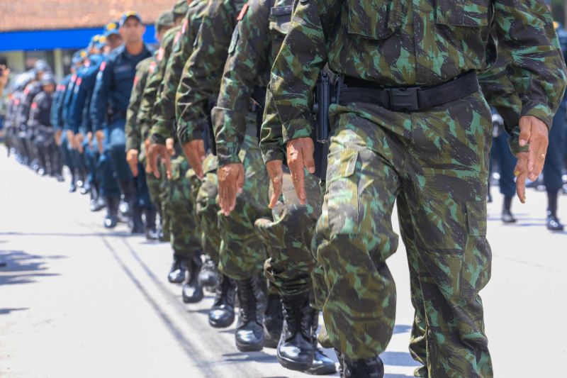 O Dia da Polícia Militar do Pará foi celebrado, na manhã desta quarta-feira (25), com uma solenidade realizada no quartel do Comando-Geral da PM, no bairro Parque-Guajará, em Belém. O evento, que também celebrou os 201 anos da corporação paraense, teve como destaques a promoção de 55 oficiais e 2.549 praças; a entrega de coletes balísticos, armamentos, computadores, novos veículos e uniformes; além da entrega da Medalha do Mérito Policial Militar “Coronel Fontoura” a personalidades civis e militares. <div class='credito_fotos'>Foto: Marco Santos / Ag. Pará   |   <a href='/midias/2019/originais/5496_estadohomenageiamilitaresduranteaniversariode201anosdapm-fotomarcosantos-23.jpg' download><i class='fa-solid fa-download'></i> Download</a></div>