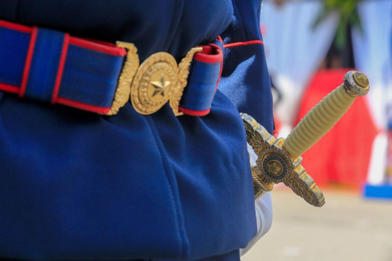 O Dia da Polícia Militar do Pará foi celebrado, na manhã desta quarta-feira (25), com uma solenidade realizada no quartel do Comando-Geral da PM, no bairro Parque-Guajará, em Belém. O evento, que também celebrou os 201 anos da corporação paraense, teve como destaques a promoção de 55 oficiais e 2.549 praças; a entrega de coletes balísticos, armamentos, computadores, novos veículos e uniformes; além da entrega da Medalha do Mérito Policial Militar “Coronel Fontoura” a personalidades civis e militares. <div class='credito_fotos'>Foto: Marco Santos / Ag. Pará   |   <a href='/midias/2019/originais/5496_estadohomenageiamilitaresduranteaniversariode201anosdapm-fotomarcosantos-26.jpg' download><i class='fa-solid fa-download'></i> Download</a></div>