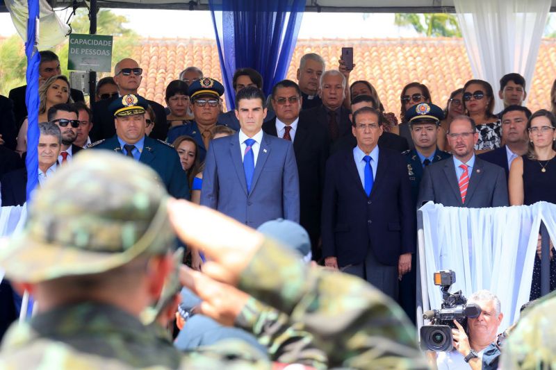 O Dia da Polícia Militar do Pará foi celebrado, na manhã desta quarta-feira (25), com uma solenidade realizada no quartel do Comando-Geral da PM, no bairro Parque-Guajará, em Belém. O evento, que também celebrou os 201 anos da corporação paraense, teve como destaques a promoção de 55 oficiais e 2.549 praças; a entrega de coletes balísticos, armamentos, computadores, novos veículos e uniformes; além da entrega da Medalha do Mérito Policial Militar “Coronel Fontoura” a personalidades civis e militares. <div class='credito_fotos'>Foto: Marco Santos / Ag. Pará   |   <a href='/midias/2019/originais/5496_estadohomenageiamilitaresduranteaniversariode201anosdapm-fotomarcosantos-30.jpg' download><i class='fa-solid fa-download'></i> Download</a></div>