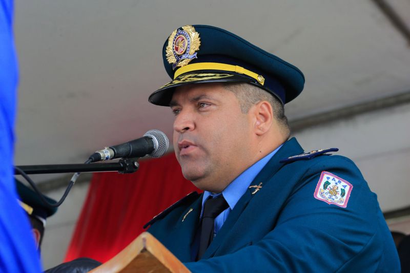 O Dia da Polícia Militar do Pará foi celebrado, na manhã desta quarta-feira (25), com uma solenidade realizada no quartel do Comando-Geral da PM, no bairro Parque-Guajará, em Belém. O evento, que também celebrou os 201 anos da corporação paraense, teve como destaques a promoção de 55 oficiais e 2.549 praças; a entrega de coletes balísticos, armamentos, computadores, novos veículos e uniformes; além da entrega da Medalha do Mérito Policial Militar “Coronel Fontoura” a personalidades civis e militares. <div class='credito_fotos'>Foto: Marco Santos / Ag. Pará   |   <a href='/midias/2019/originais/5496_estadohomenageiamilitaresduranteaniversariode201anosdapm-fotomarcosantos-37.jpg' download><i class='fa-solid fa-download'></i> Download</a></div>