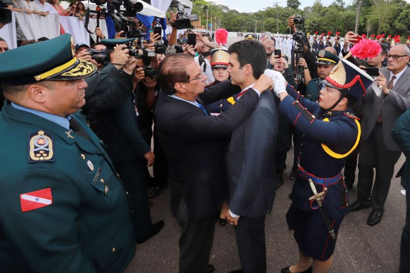 O Dia da Polícia Militar do Pará foi celebrado, na manhã desta quarta-feira (25), com uma solenidade realizada no quartel do Comando-Geral da PM, no bairro Parque-Guajará, em Belém. O evento, que também celebrou os 201 anos da corporação paraense, teve como destaques a promoção de 55 oficiais e 2.549 praças; a entrega de coletes balísticos, armamentos, computadores, novos veículos e uniformes; além da entrega da Medalha do Mérito Policial Militar “Coronel Fontoura” a personalidades civis e militares. <div class='credito_fotos'>Foto: Marco Santos / Ag. Pará   |   <a href='/midias/2019/originais/5496_estadohomenageiamilitaresduranteaniversariode201anosdapm-fotomarcosantos-39.jpg' download><i class='fa-solid fa-download'></i> Download</a></div>