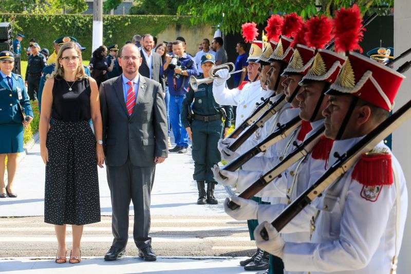 O Dia da Polícia Militar do Pará foi celebrado, na manhã desta quarta-feira (25), com uma solenidade realizada no quartel do Comando-Geral da PM, no bairro Parque-Guajará, em Belém. O evento, que também celebrou os 201 anos da corporação paraense, teve como destaques a promoção de 55 oficiais e 2.549 praças; a entrega de coletes balísticos, armamentos, computadores, novos veículos e uniformes; além da entrega da Medalha do Mérito Policial Militar “Coronel Fontoura” a personalidades civis e militares. <div class='credito_fotos'>Foto: Marco Santos / Ag. Pará   |   <a href='/midias/2019/originais/5496_estadohomenageiamilitaresduranteaniversariode201anosdapm-fotomarcosantos-4.jpg' download><i class='fa-solid fa-download'></i> Download</a></div>