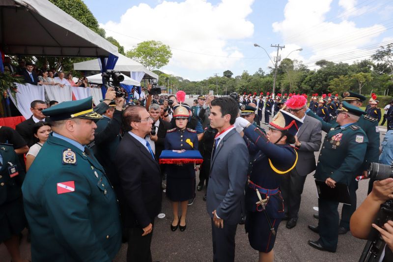 O Dia da Polícia Militar do Pará foi celebrado, na manhã desta quarta-feira (25), com uma solenidade realizada no quartel do Comando-Geral da PM, no bairro Parque-Guajará, em Belém. O evento, que também celebrou os 201 anos da corporação paraense, teve como destaques a promoção de 55 oficiais e 2.549 praças; a entrega de coletes balísticos, armamentos, computadores, novos veículos e uniformes; além da entrega da Medalha do Mérito Policial Militar “Coronel Fontoura” a personalidades civis e militares. <div class='credito_fotos'>Foto: Marco Santos / Ag. Pará   |   <a href='/midias/2019/originais/5496_estadohomenageiamilitaresduranteaniversariode201anosdapm-fotomarcosantos-41.jpg' download><i class='fa-solid fa-download'></i> Download</a></div>