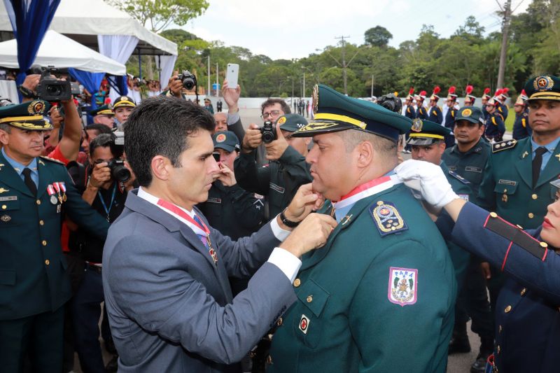 O Dia da Polícia Militar do Pará foi celebrado, na manhã desta quarta-feira (25), com uma solenidade realizada no quartel do Comando-Geral da PM, no bairro Parque-Guajará, em Belém. O evento, que também celebrou os 201 anos da corporação paraense, teve como destaques a promoção de 55 oficiais e 2.549 praças; a entrega de coletes balísticos, armamentos, computadores, novos veículos e uniformes; além da entrega da Medalha do Mérito Policial Militar “Coronel Fontoura” a personalidades civis e militares. <div class='credito_fotos'>Foto: Marco Santos / Ag. Pará   |   <a href='/midias/2019/originais/5496_estadohomenageiamilitaresduranteaniversariode201anosdapm-fotomarcosantos-42.jpg' download><i class='fa-solid fa-download'></i> Download</a></div>